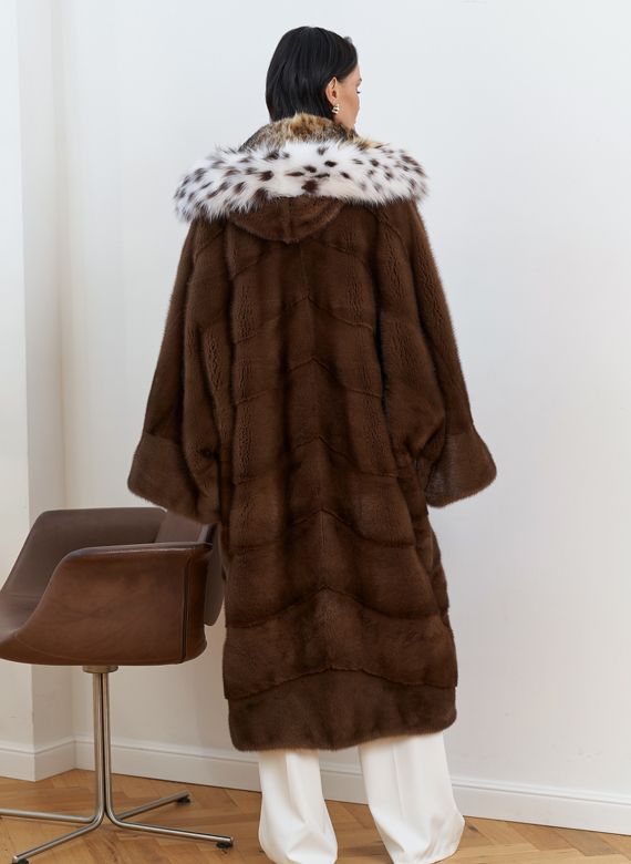 Женская шуба из меха норки с капюшоном из меха рыси