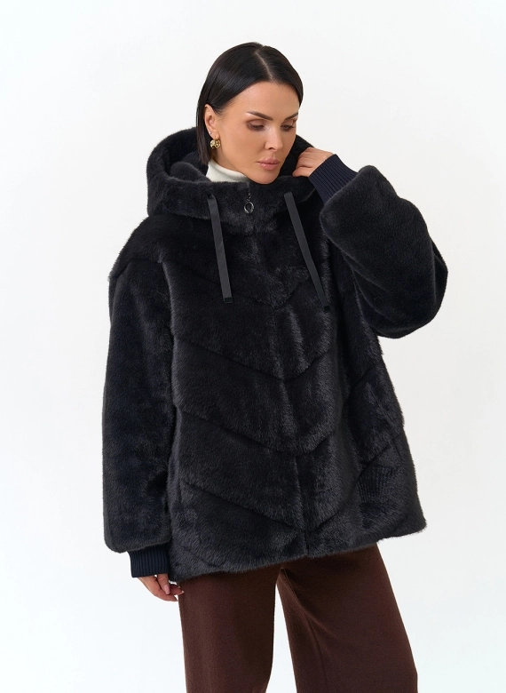 Куртка из эко меха с капюшоном фото