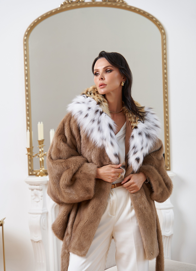 Женская шуба из меха норки с капюшоном  модель № 30693 универмаг малина