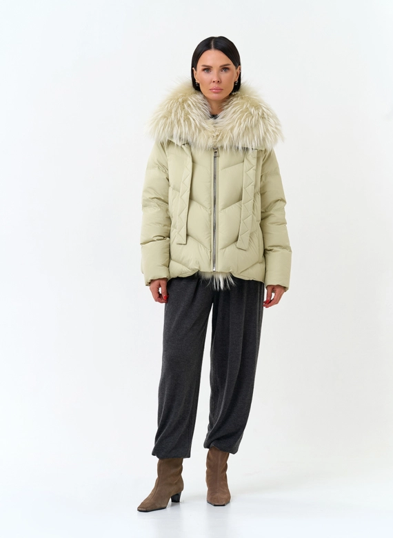 Женский пуховик с мехом енота на капюшоне фото
