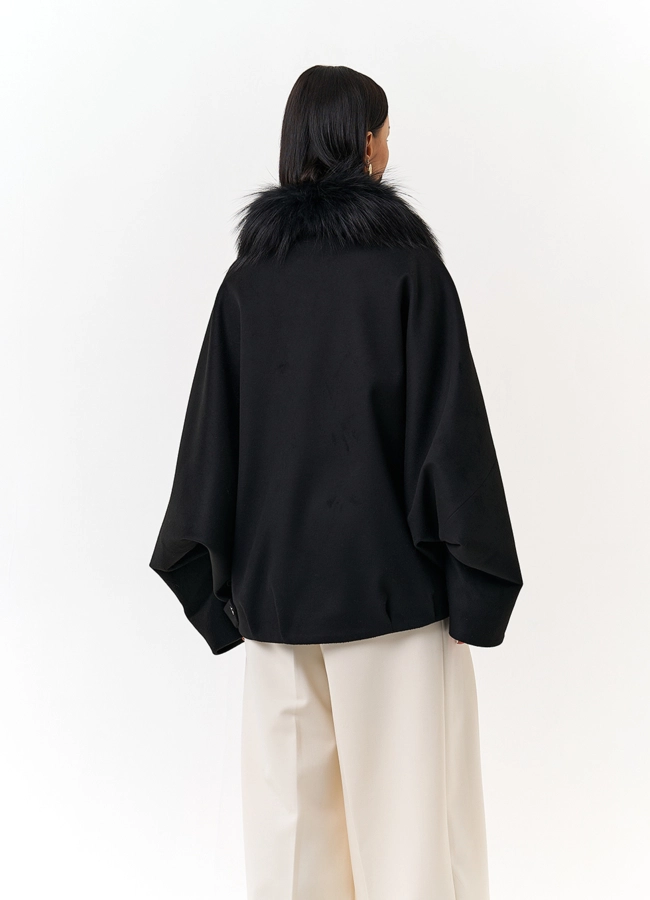 Женское укороченное пальто с отделкой из меха лисы модель № 32859 в рассрочку