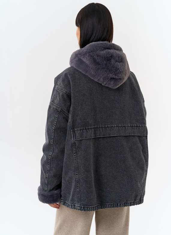 Женская утепленная джинсовая куртка с отделкой из эко меха