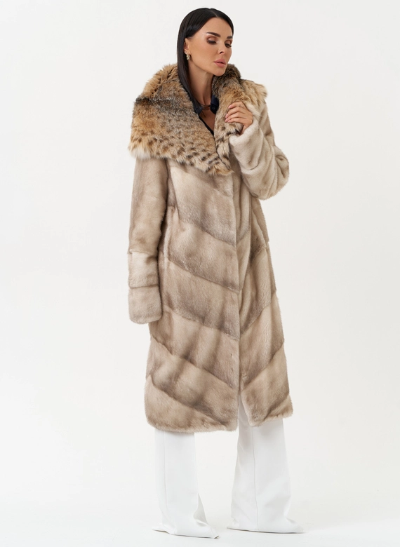 Женская шуба из меха норки с капюшоном из меха рыси фото