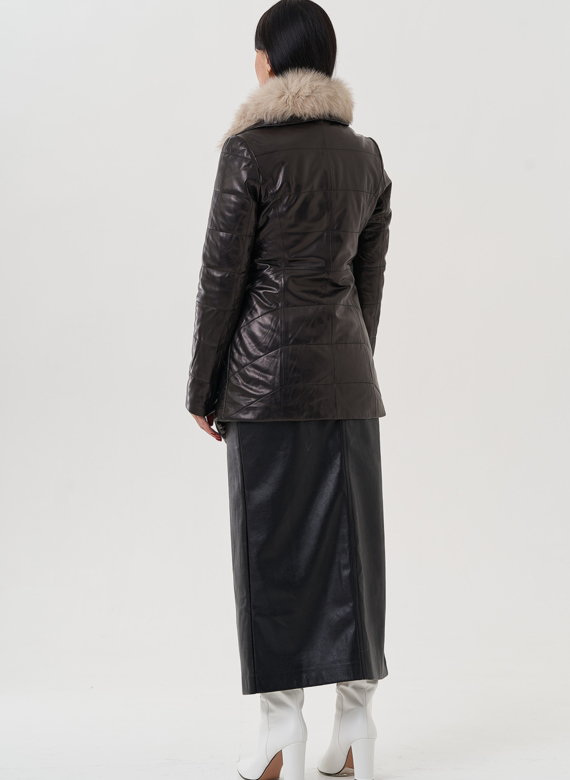 Кожаная куртка на пуговицах с английским воротником, отделка песец