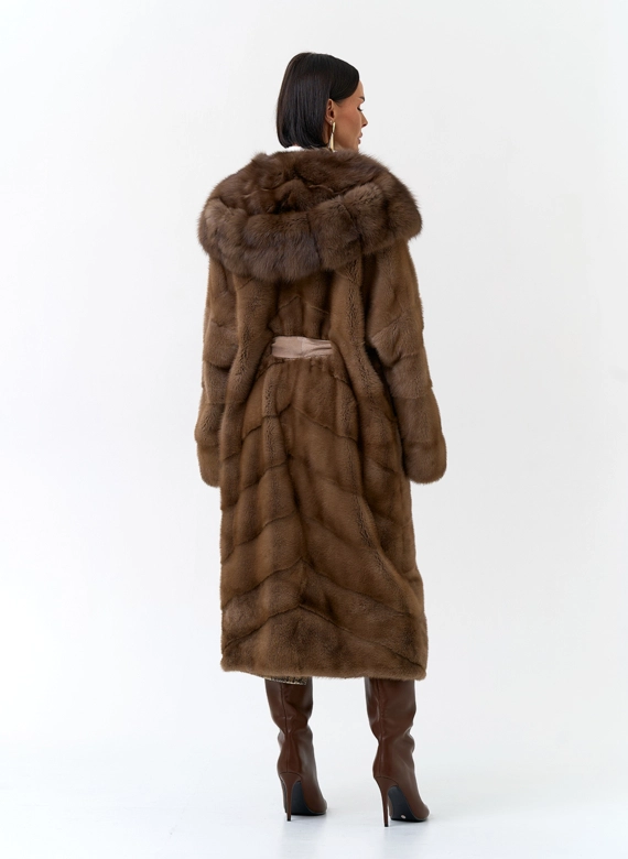 Шуба из меха норки с капюшоном из меха куницы
