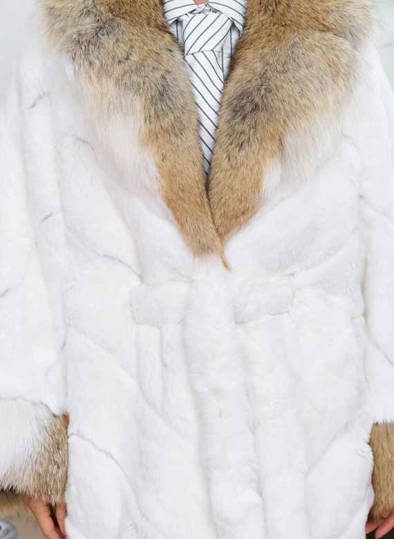 Шуба из кролика с отделкой из меха койота