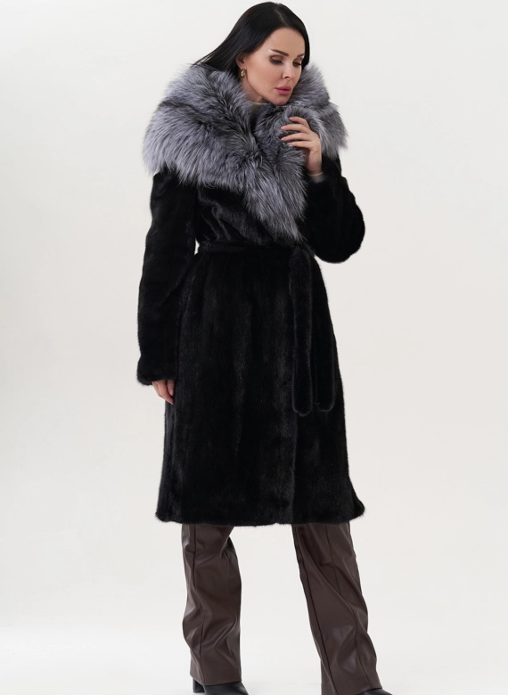Норковая шуба черного цвета с капюшоном из чернобурки
