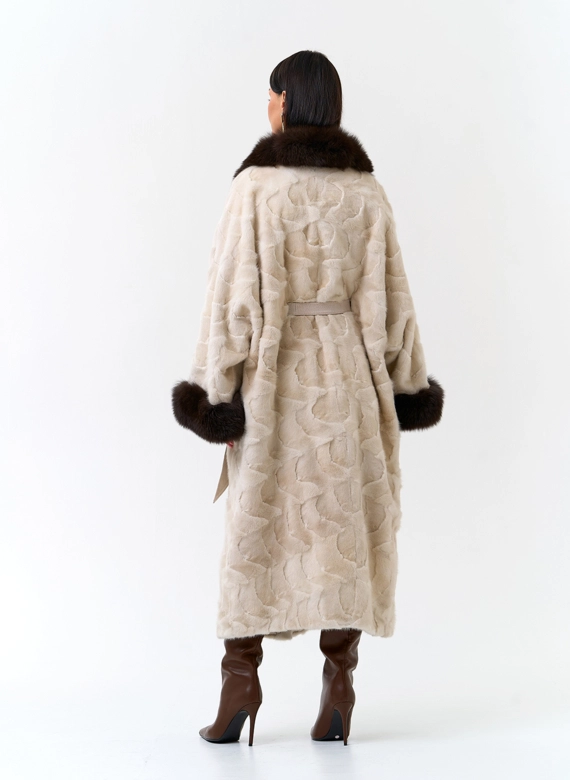 Светлая шуба из меха норки с воротником из меха песца
